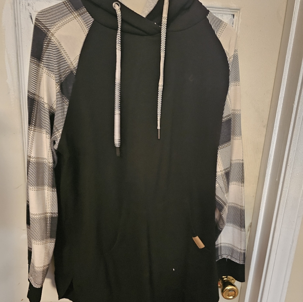 Maurices Size 0 Black and White Sweater
